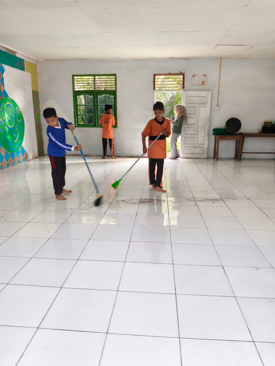 Dokumentasi kegiatan Gerakan Bersih - Bersih Bersama siwa siswi MTs Al Ikhlas di Mushollah  Al - Ikhlas Kecamatan Kandis