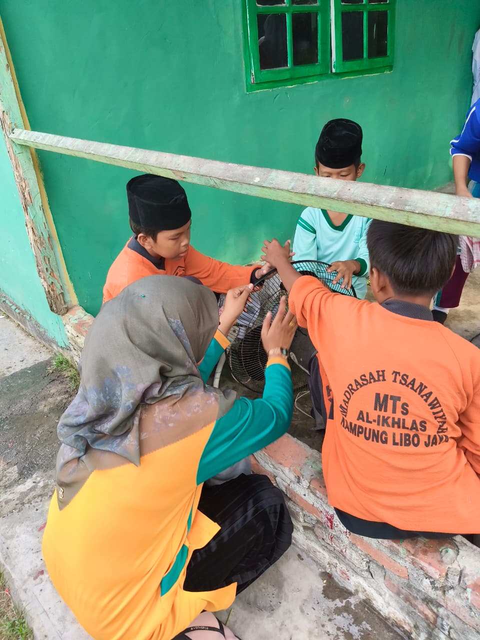 Dokumentasi kegiatan Gerakan Bersih - Bersih Bersama siwa siswi MTs Al Ikhlas di Mushollah  Al - Ikhlas Kecamatan Kandis