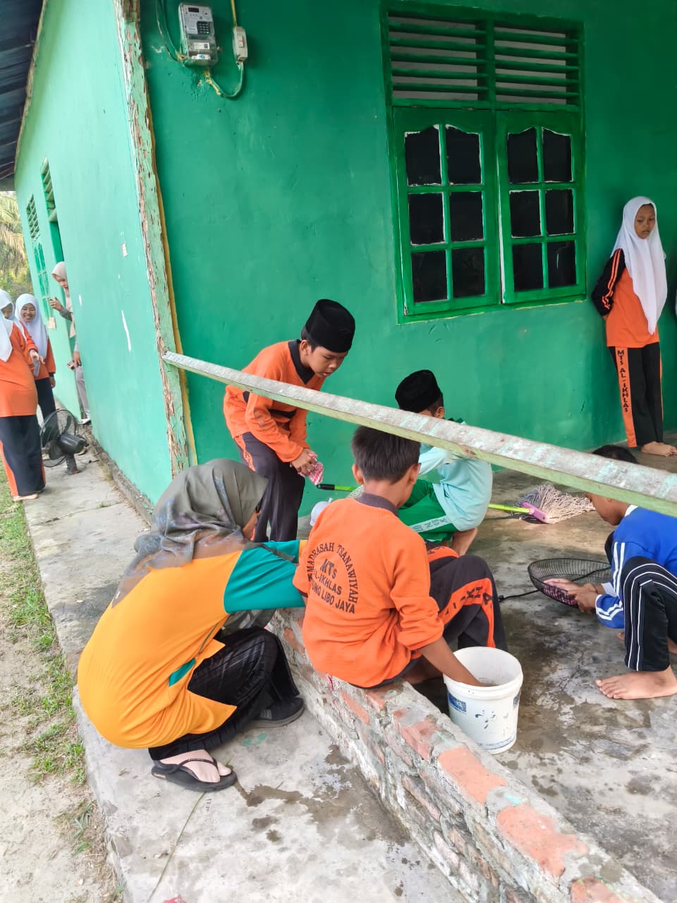 Dokumentasi kegiatan Gerakan Bersih - Bersih Bersama siwa siswi MTs Al Ikhlas di Mushollah  Al - Ikhlas Kecamatan Kandis