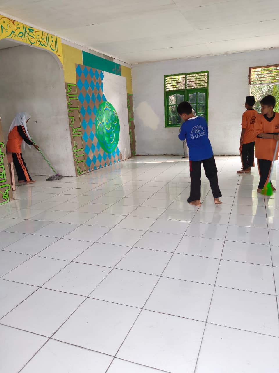 Dokumentasi kegiatan Gerakan Bersih - Bersih Bersama siwa siswi MTs Al Ikhlas di Mushollah  Al - Ikhlas Kecamatan Kandis