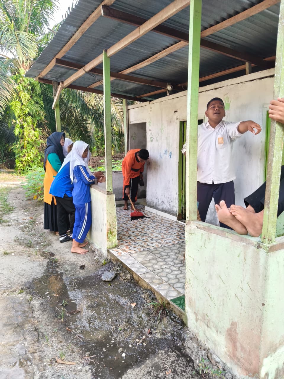 Dokumentasi kegiatan Gerakan Bersih - Bersih Bersama siwa siswi MTs Al Ikhlas di Mushollah  Al - Ikhlas Kecamatan Kandis