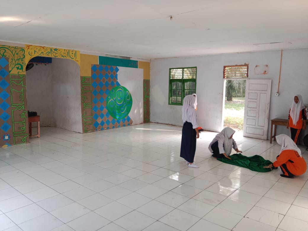 Dokumentasi kegiatan Gerakan Bersih - Bersih Bersama siwa siswi MTs Al Ikhlas di Mushollah  Al - Ikhlas Kecamatan Kandis