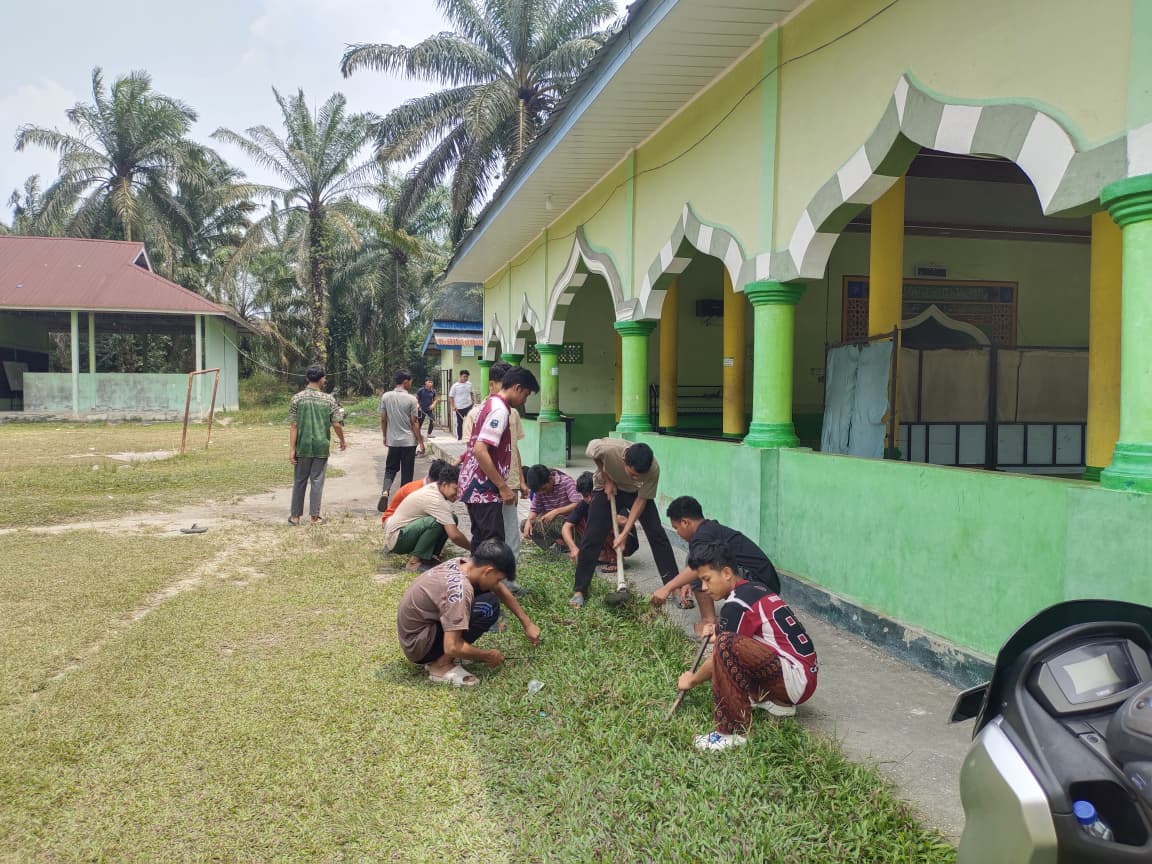 Dokumentasi kegiatan BERSIH BERSIH MASJID JAMI' ITTIHADUL MUSLIMIN