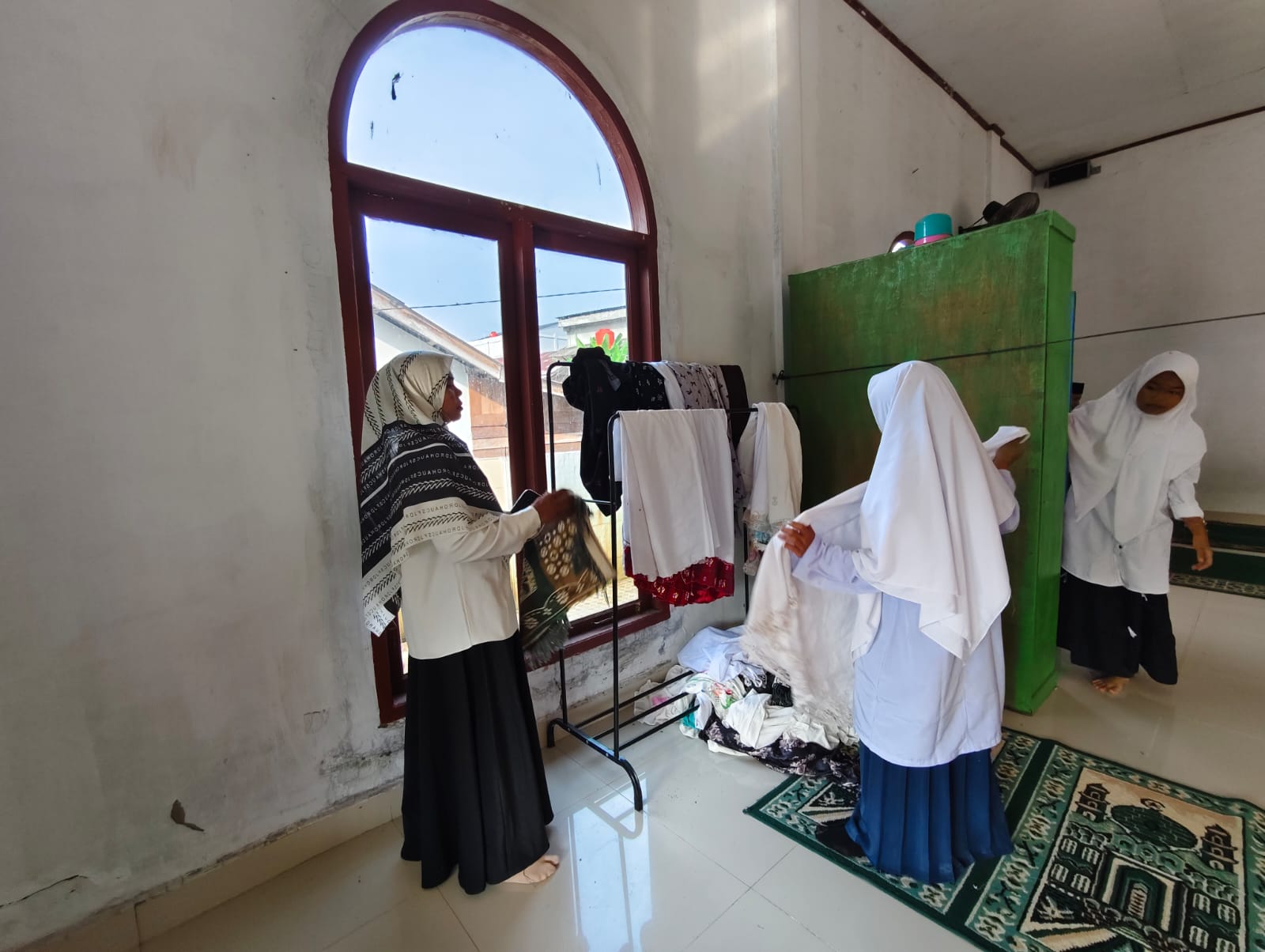 Dokumentasi kegiatan Gerakan Bersih-Bersih Mushalla Al Hijrah, Kecamatan Koto Gasib