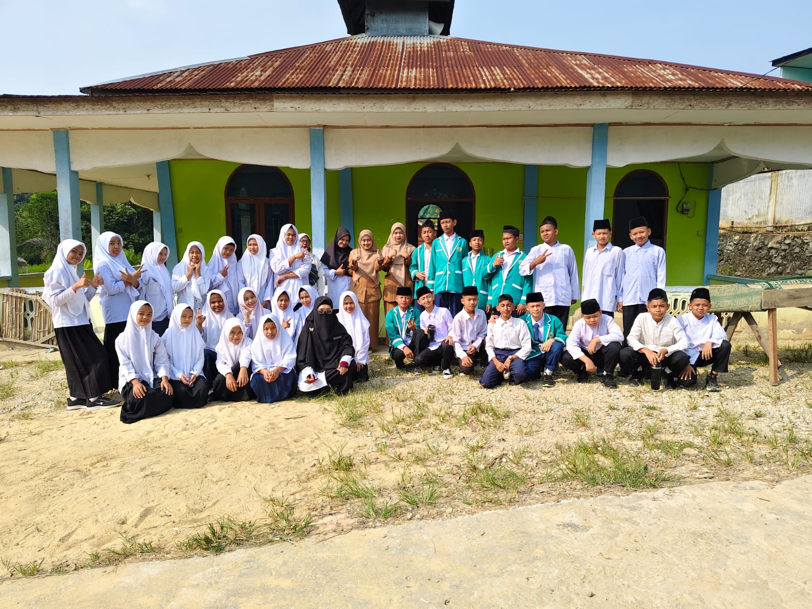 Gerakan Bersih-Bersih Masjid di Mushalla Al Hijrah, Kecamatan Koto Gasib — Aksi Seluruh murid, Pengurus Mushalla,  Kamad, Tenaga pengajar dan tenaga pendidik MTs Rahmatan Ulum Siak