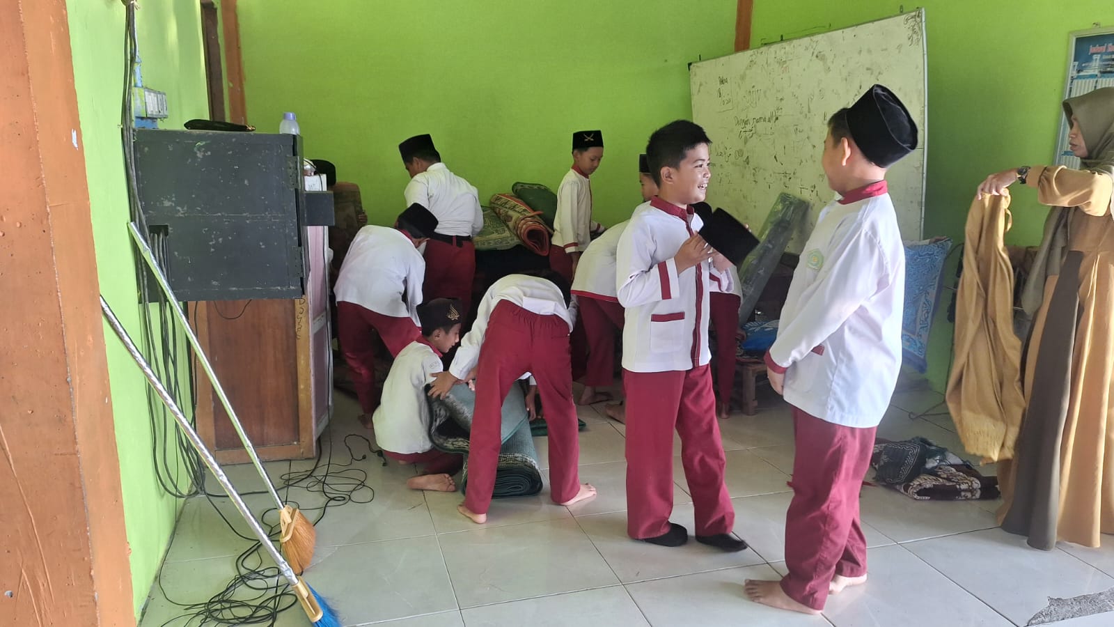 Dokumentasi kegiatan Bersih-bersih lingkungan musholla al wathaniyah