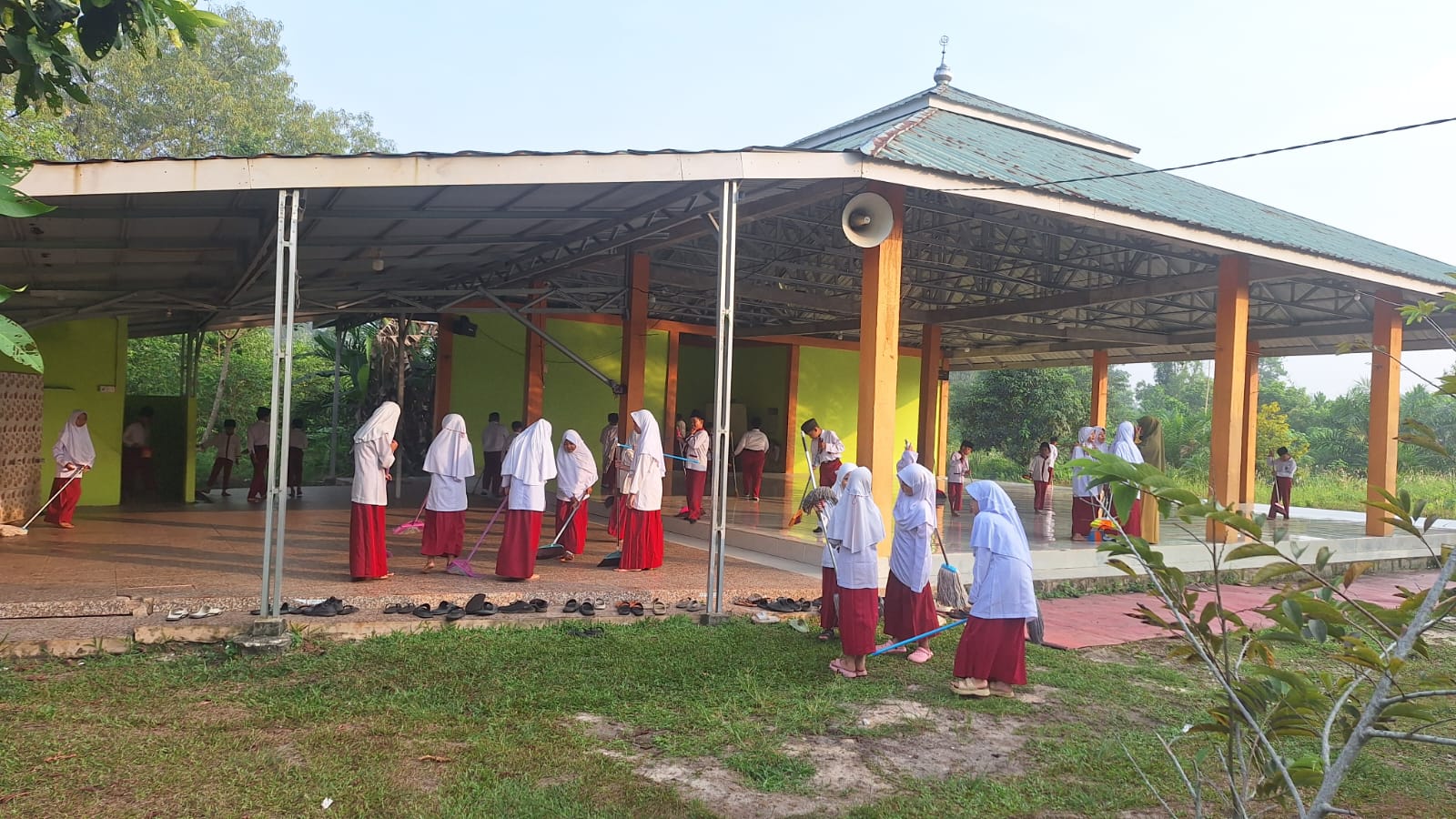 Gerakan Bersih-Bersih Masjid di musholla al wathaniyah tualang, Kecamatan Tualang — Aksi majelis guru,tendik dan juga siswa dan siswi MI al wathaniyah