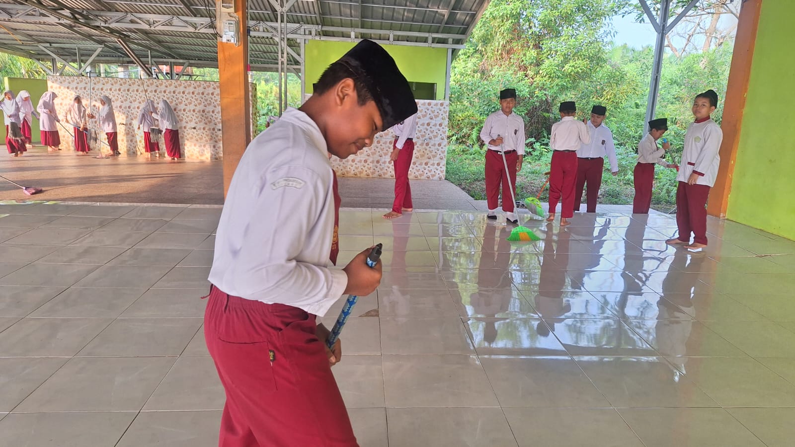 Dokumentasi kegiatan Bersih-bersih lingkungan musholla al wathaniyah