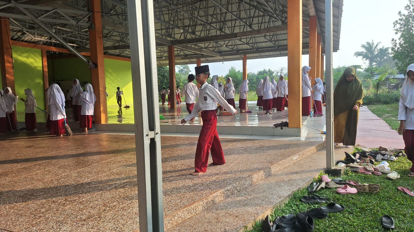 Dokumentasi kegiatan Bersih-bersih lingkungan musholla al wathaniyah
