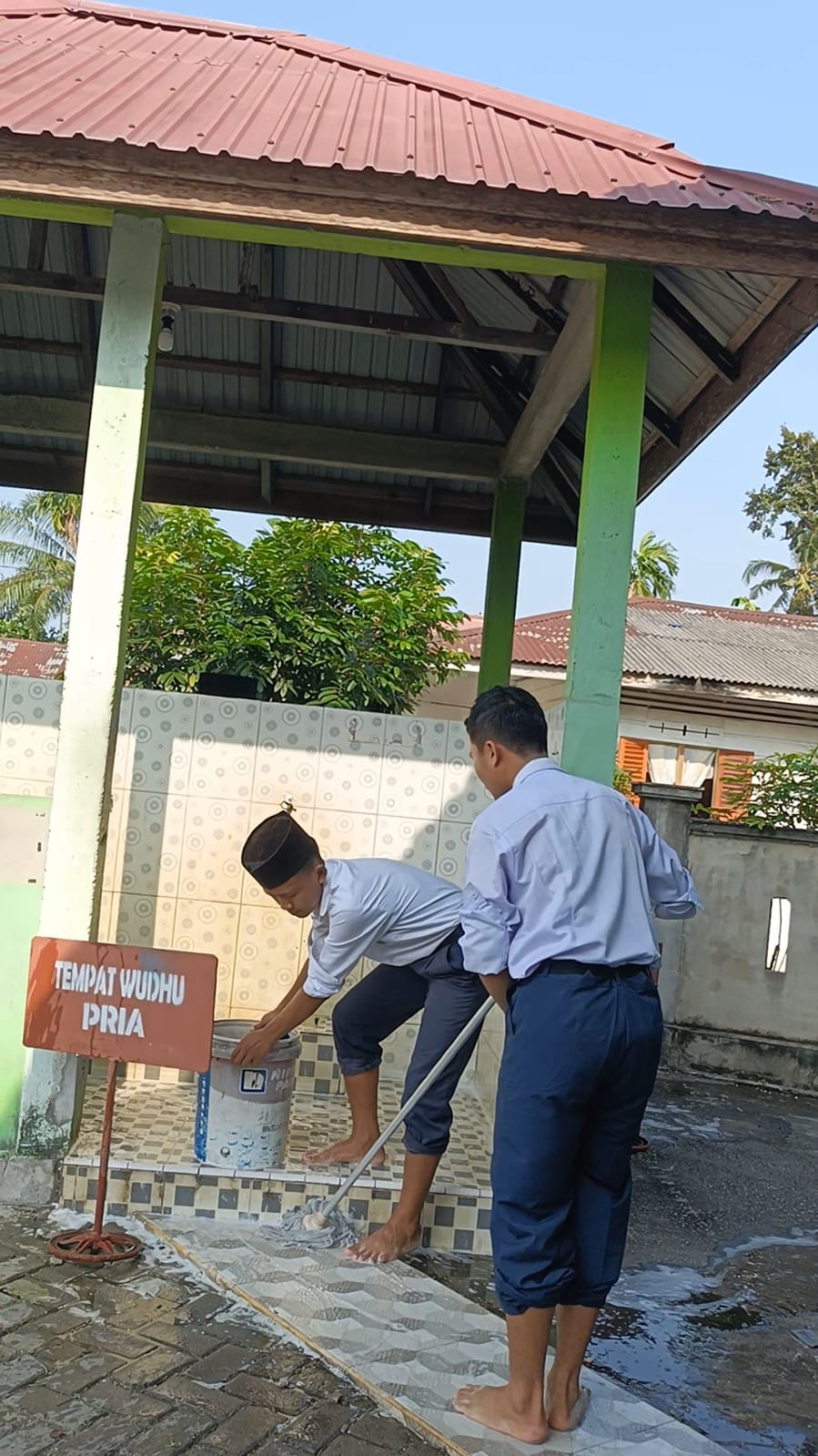 Dokumentasi kegiatan Gerakan Bersih-Bersih Masjid