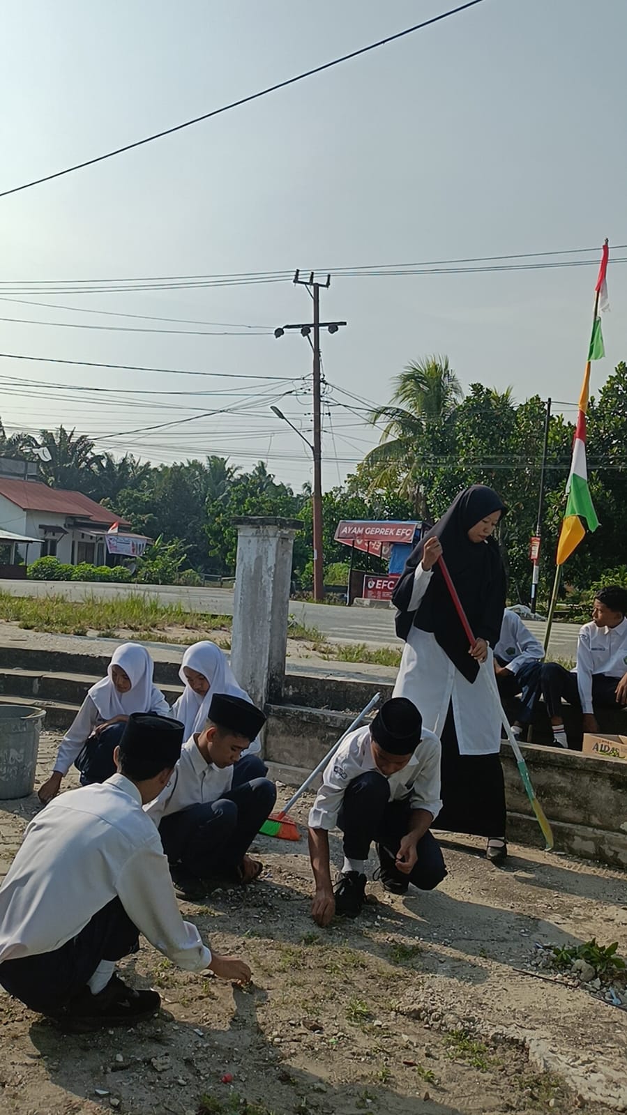 Gerakan Bersih-Bersih Masjid di Mushalla Nurul Yakin, Kecamatan Sungai Apit — Aksi Guru Dan Siswa MTs Negeri 2 Siak
