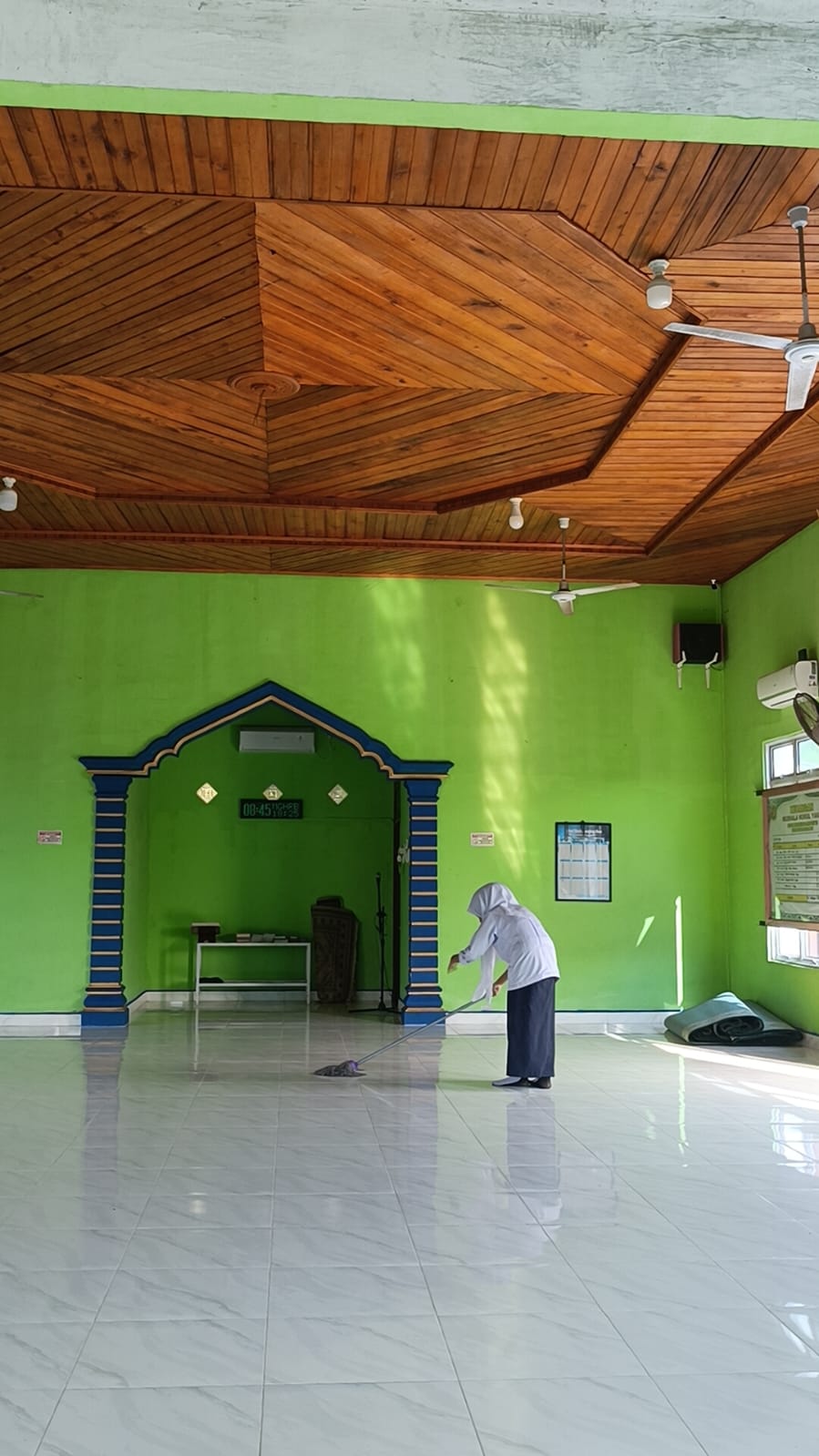 Dokumentasi kegiatan Gerakan Bersih-Bersih Masjid