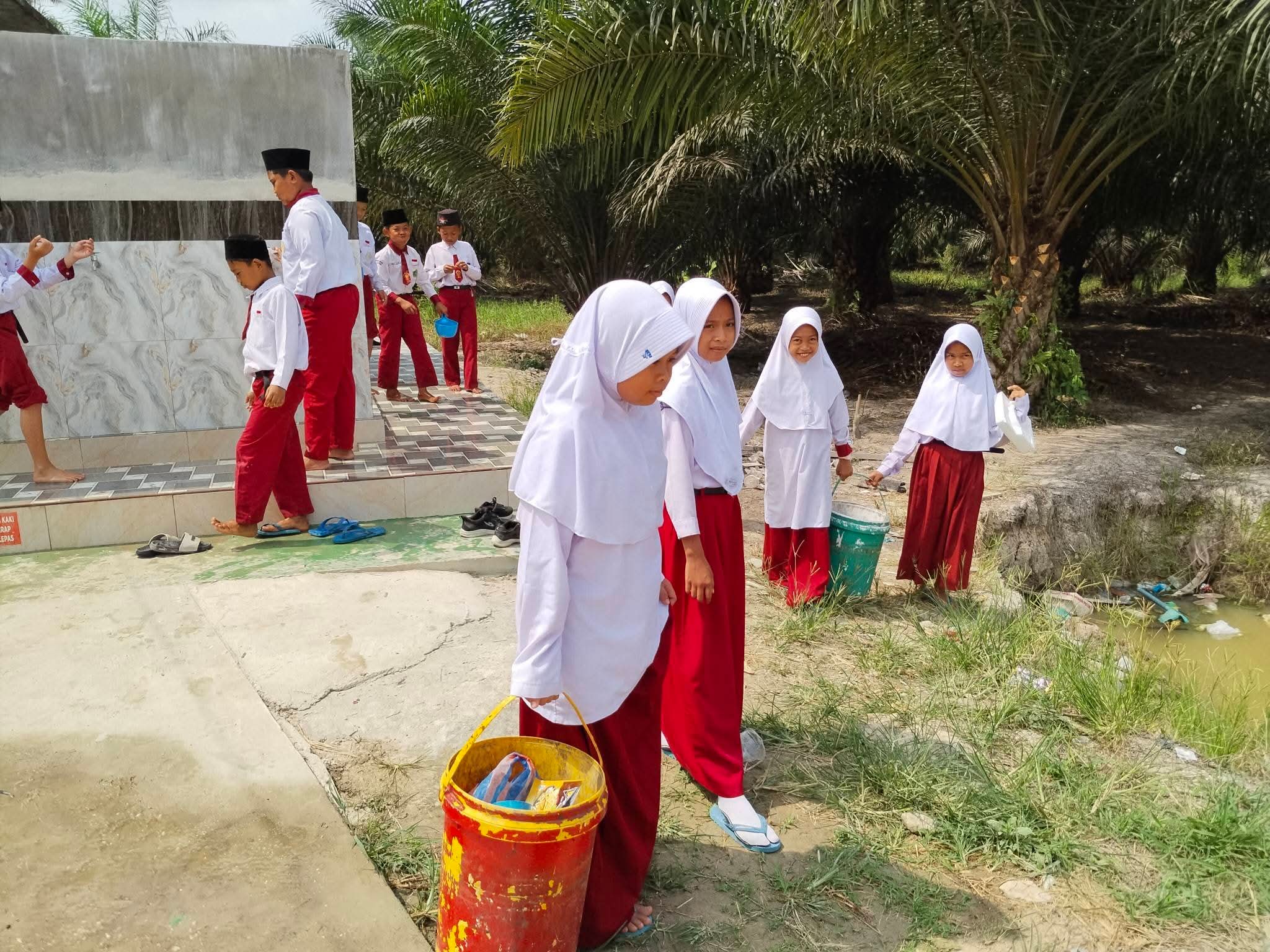 Gerakan Bersih-Bersih Masjid di Musholla MI Najmul Qur'an Jayapura, Kecamatan Bunga Raya — Aksi Majelis guru beserta murid