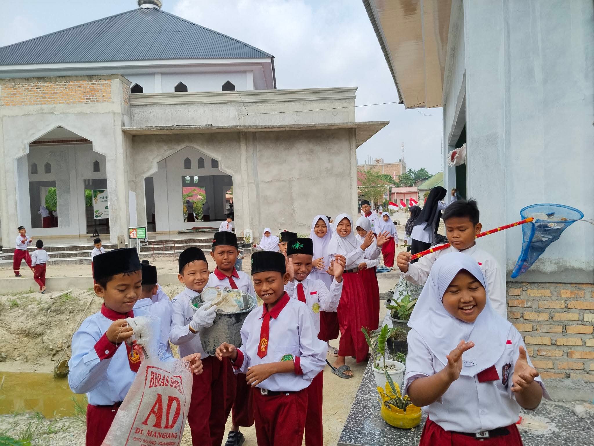 Dokumentasi kegiatan Gerakan Bersih-Bersih Musholla MI Najmul Qur'an Jayapura Kecamatan Bungaraya