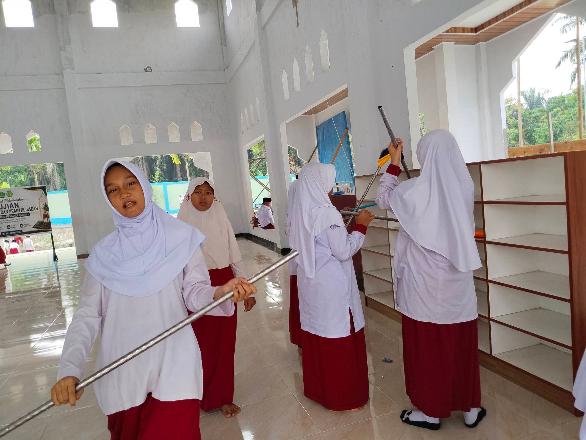 Dokumentasi kegiatan Gerakan Bersih-Bersih Musholla MI Najmul Qur'an Jayapura Kecamatan Bungaraya