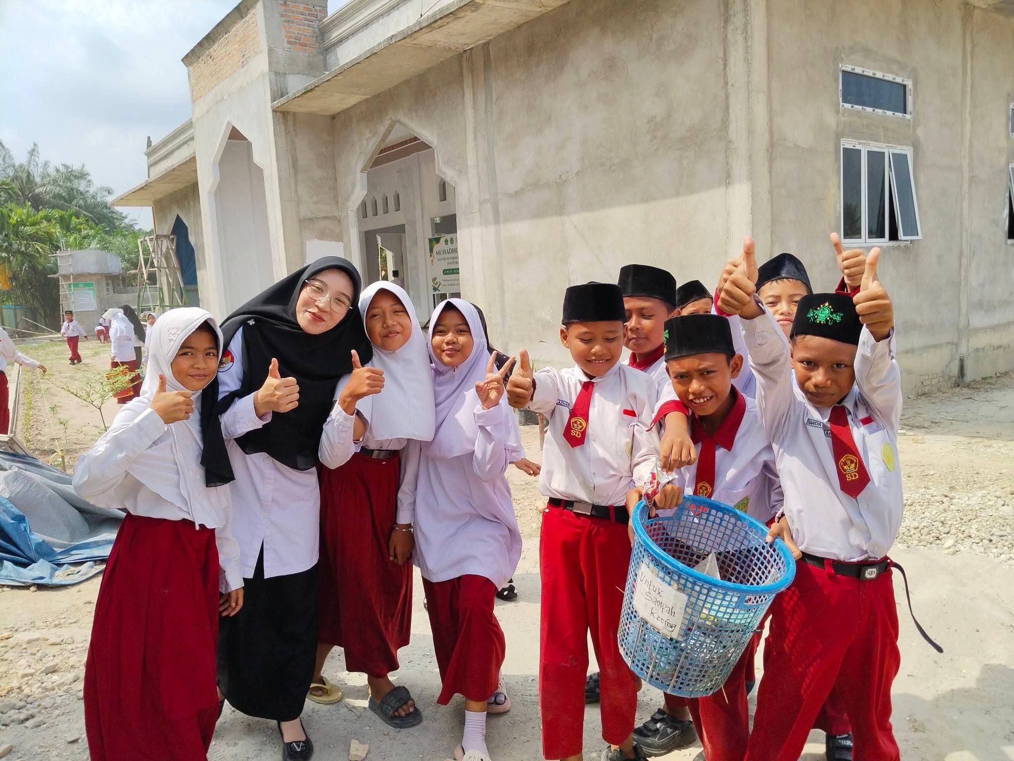Dokumentasi kegiatan Gerakan Bersih-Bersih Musholla MI Najmul Qur'an Jayapura Kecamatan Bungaraya