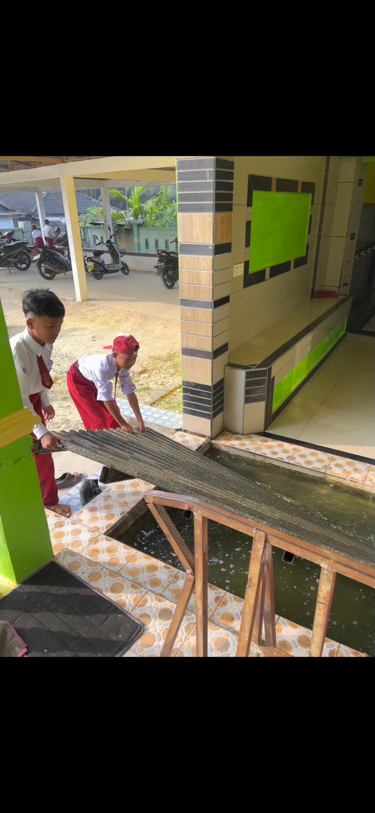 Dokumentasi kegiatan Gerakan bersih-bersih Masjid