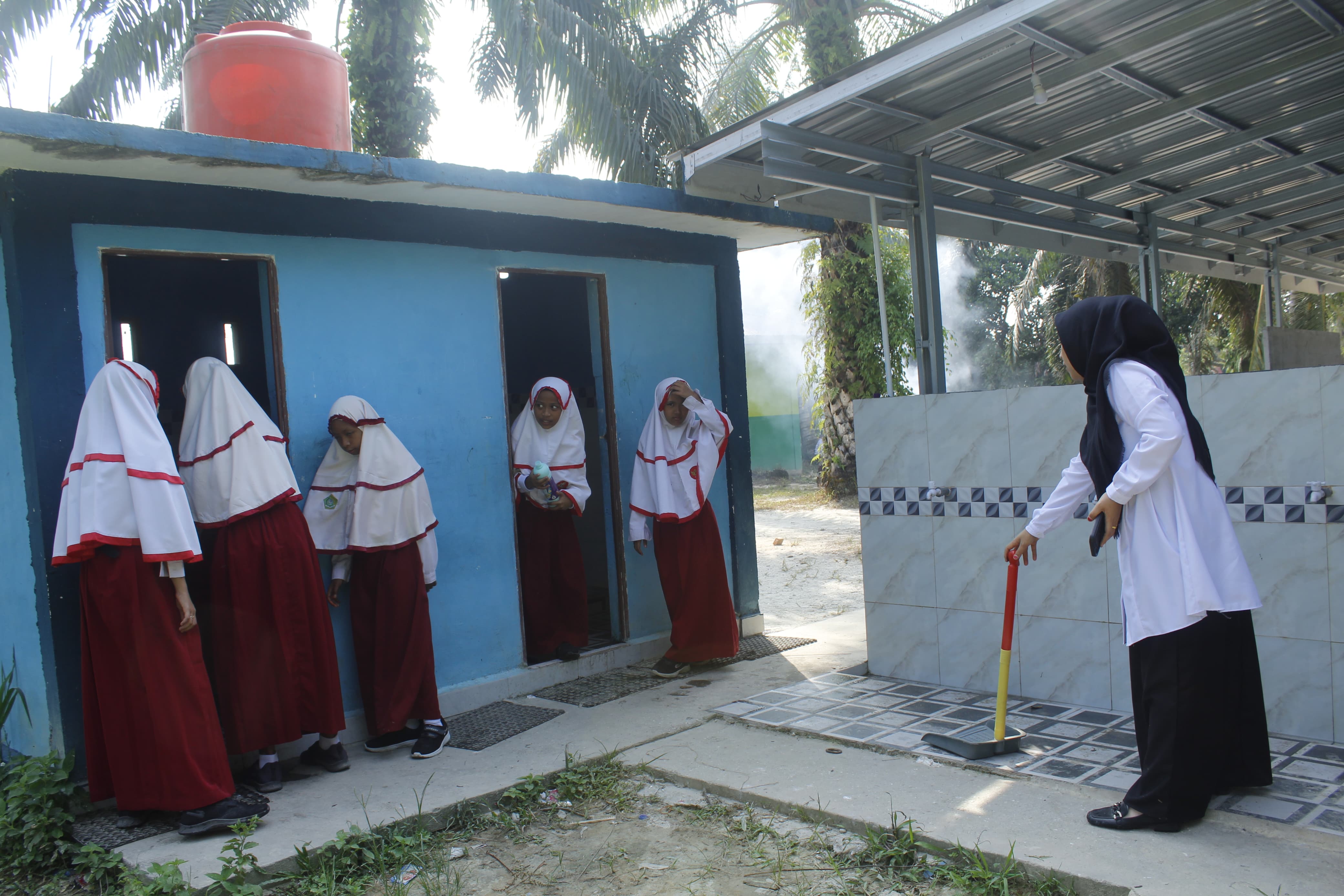 Dokumentasi kegiatan Gerakan bersih-bersih Masjid Al-Muhajirin