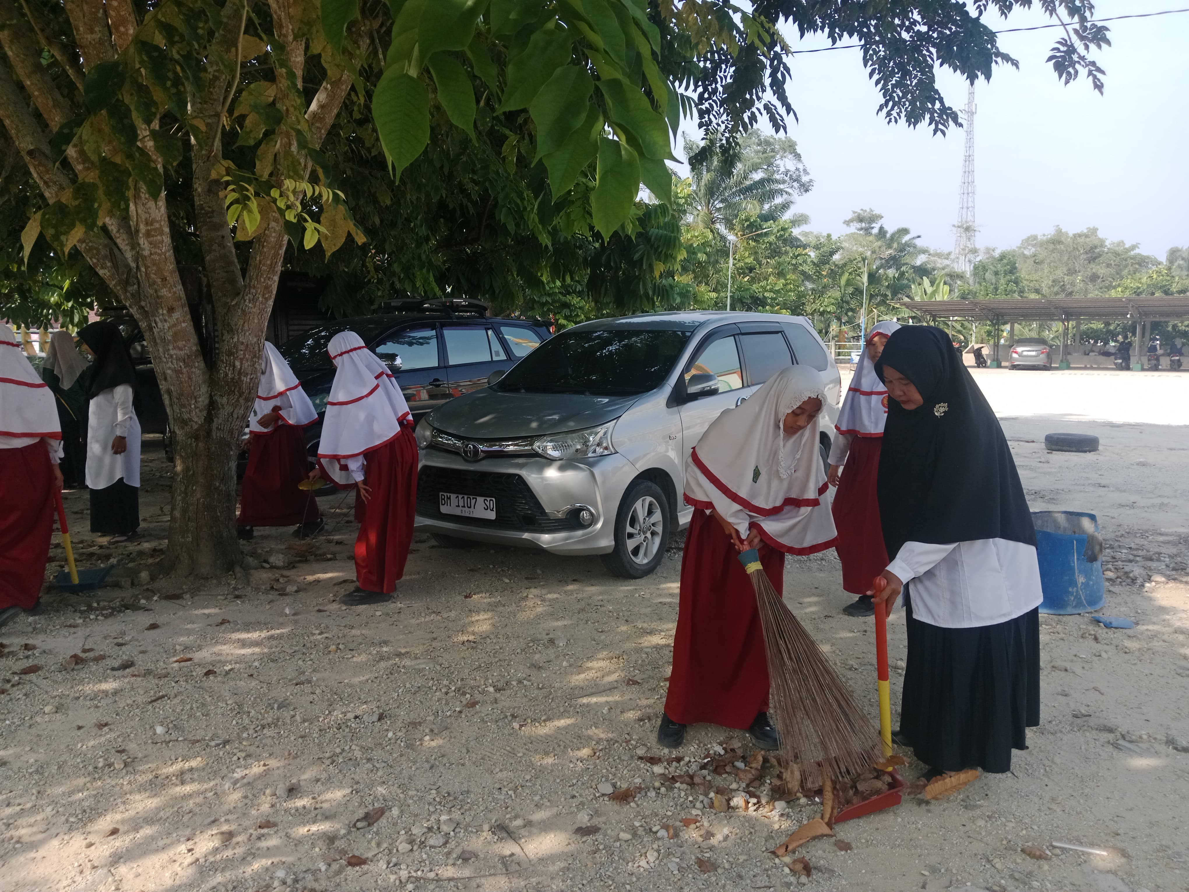Dokumentasi kegiatan Gerakan bersih-bersih Masjid Al-Muhajirin