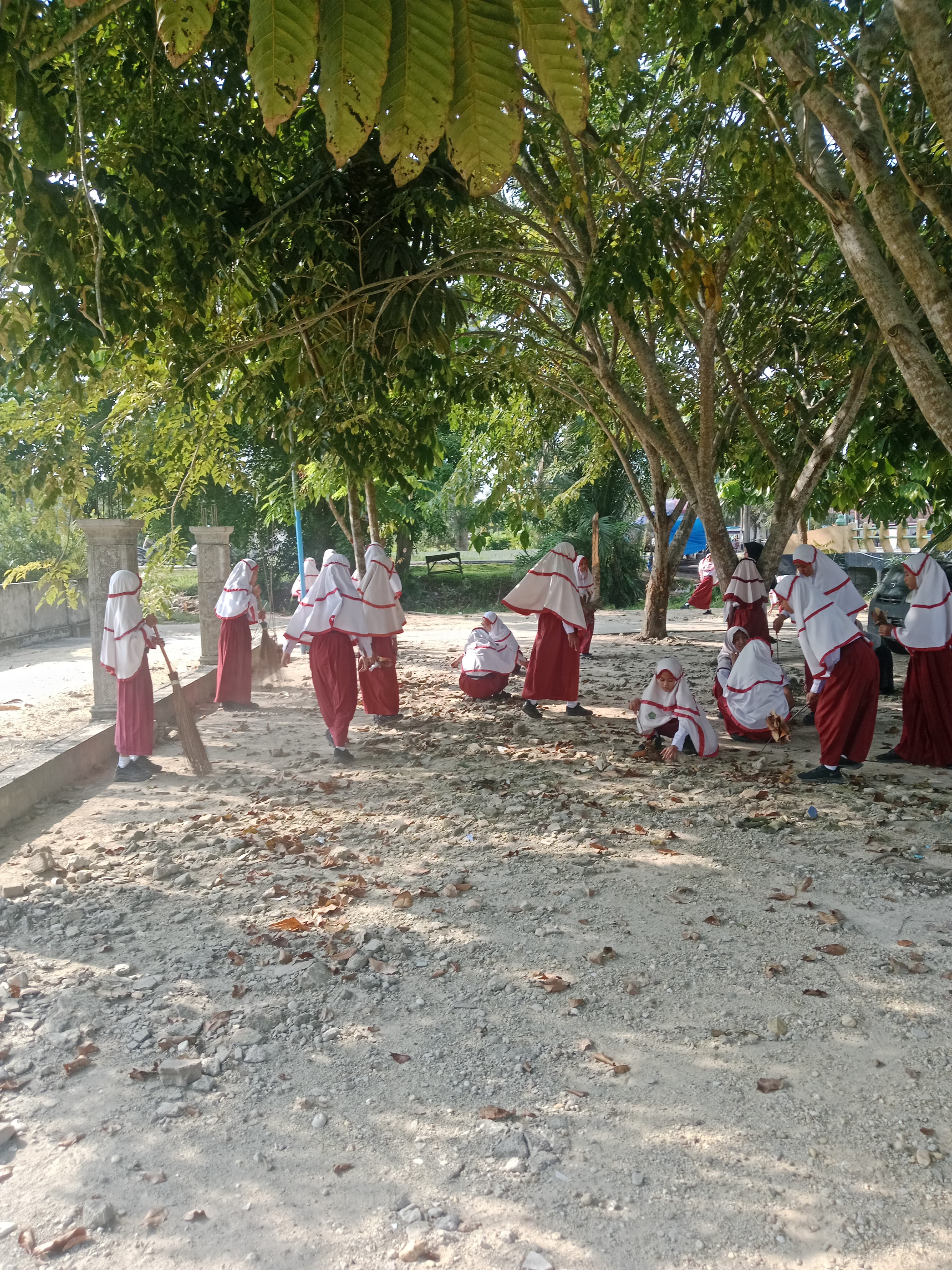 Dokumentasi kegiatan Gerakan bersih-bersih Masjid Al-Muhajirin