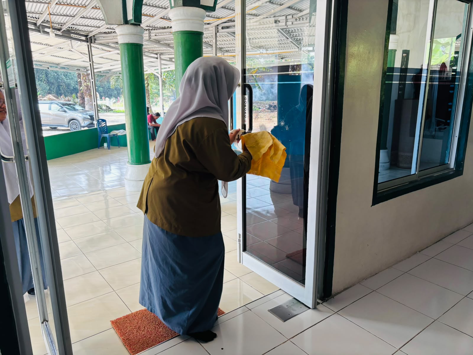 Dokumentasi kegiatan Gerakan Bersih-Bersih Masjid Memperingati HUT RI Ke-81