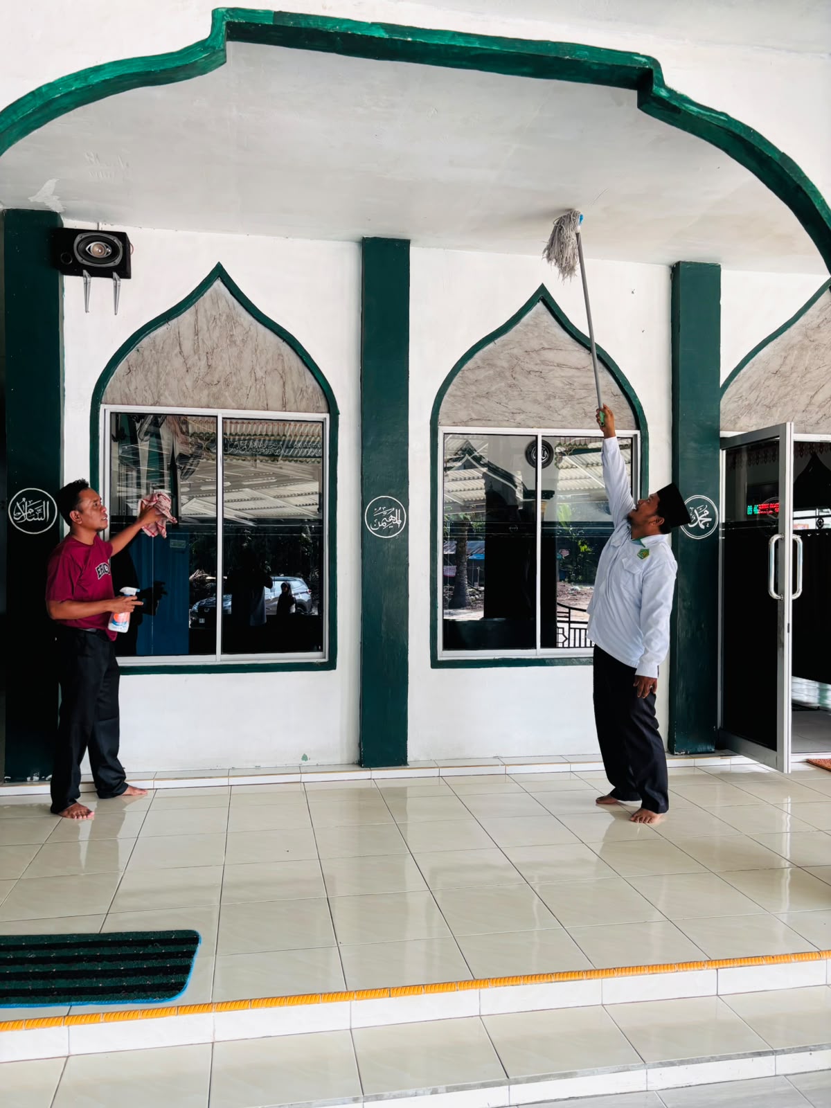 Dokumentasi kegiatan Gerakan Bersih-Bersih Masjid Memperingati HUT RI Ke-81