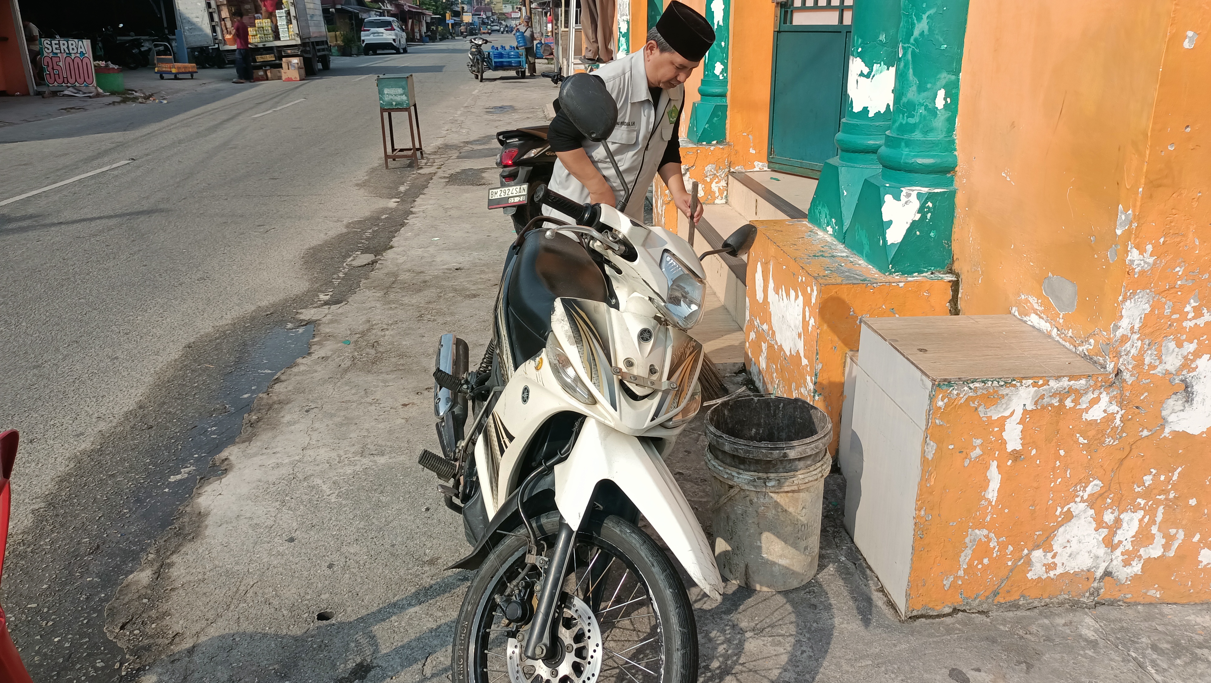Gerakan Bersih-Bersih Masjid di Masjid Al Huda, Kecamatan Siak — Aksi Pengurus Masjid dan Penyuluh agama islam