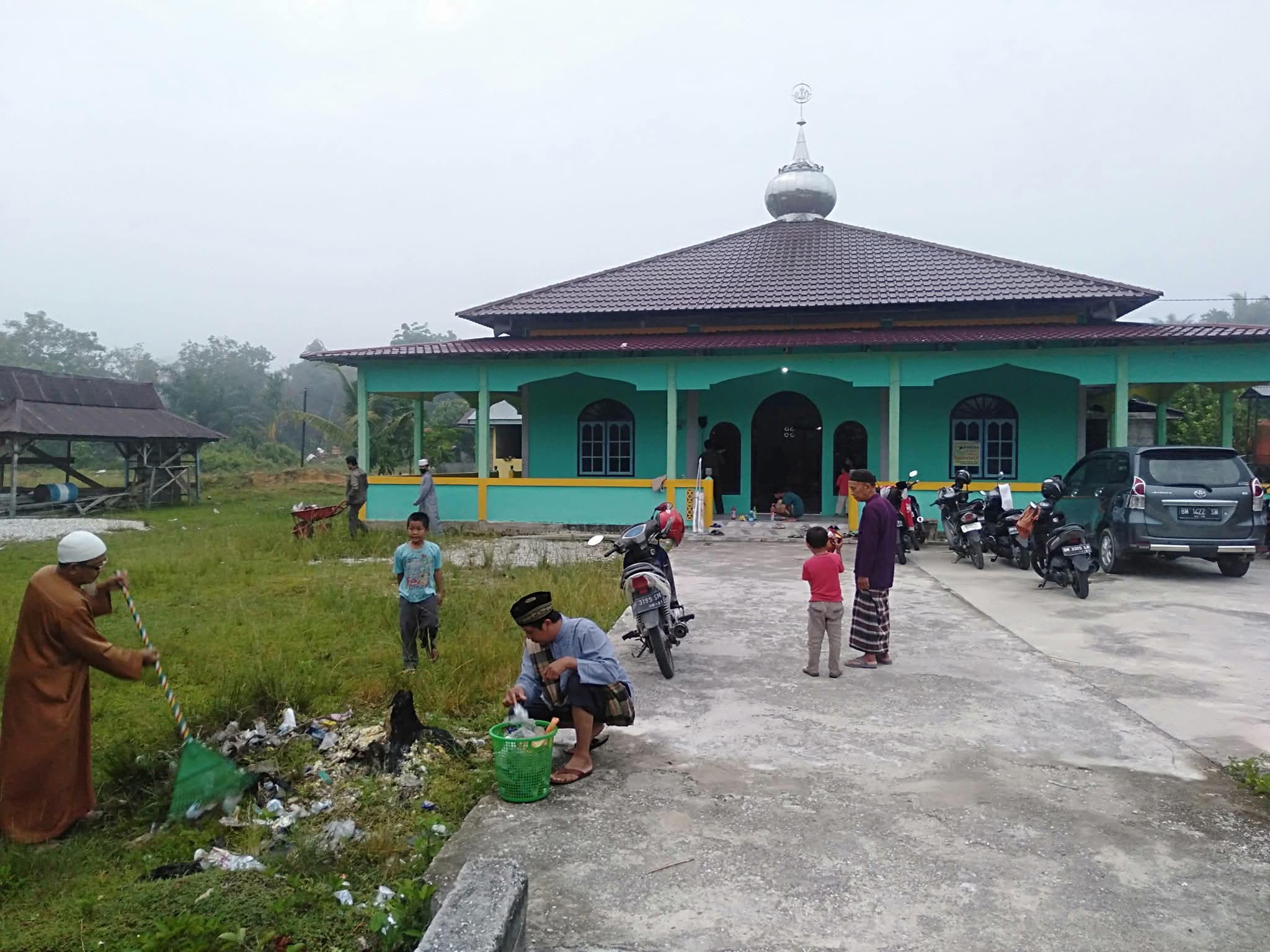 Gerakan Bersih-Bersih Masjid di Masjid Nurul Iman, Kecamatan Siak — Aksi Penyuluh Agama Islam(Abdul Rais)dan Jamaah Masjid