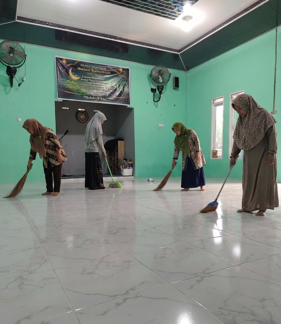 Dokumentasi kegiatan Gerakan Bersih-Bersih Masjid/Mushollah Memperingati HUT RI