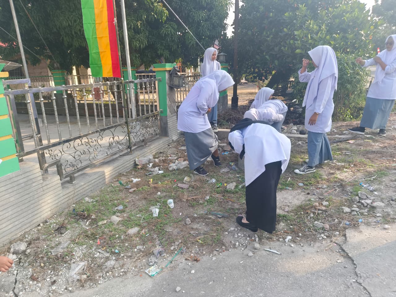 Dokumentasi kegiatan GERAKAN BERSIH-BERSIH MASJID AL ISTIANAH BANDAR SUNGAI KECAMATAN SABAK AUH, KAB. SIAK