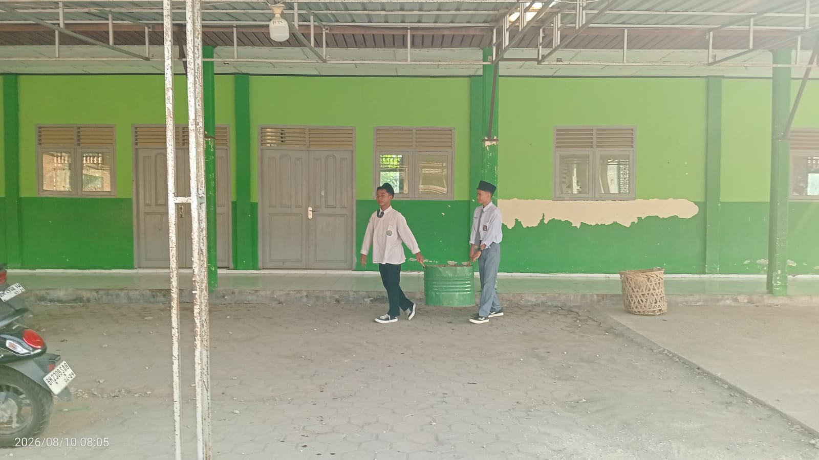 Gerakan Bersih-Bersih Masjid di MASJID AL ISTIANAH BANDAR SUNGAI, Kecamatan Sabak Auh — Aksi Kepala Madrasah, Majelis Guru, dan Seluruh Siswa-Siswi Madrasah