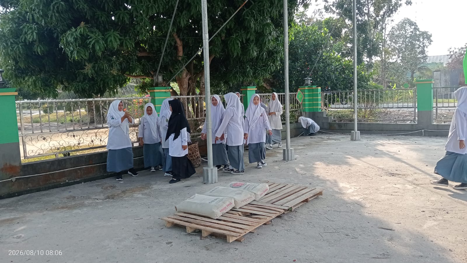 Dokumentasi kegiatan GERAKAN BERSIH-BERSIH MASJID AL ISTIANAH BANDAR SUNGAI KECAMATAN SABAK AUH, KAB. SIAK