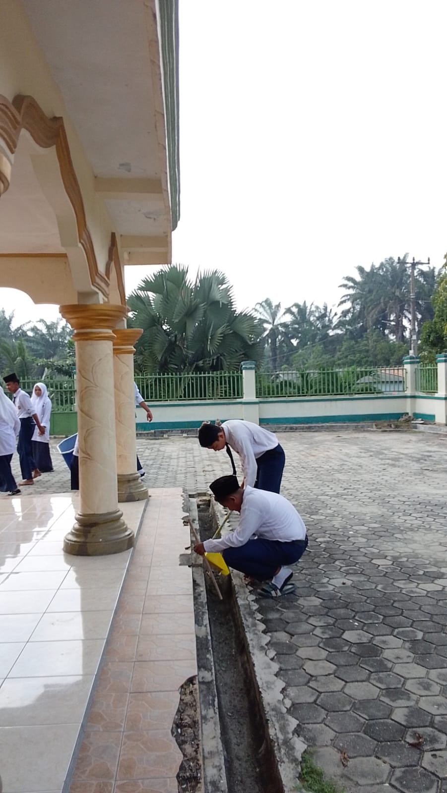 Dokumentasi kegiatan GERAKAN BERSIH-BERSIH MASJID DAN MUSHOLLA DI MASJID AT-TAQWA DAN MUSHOLLA MIFTAHUL HUDA