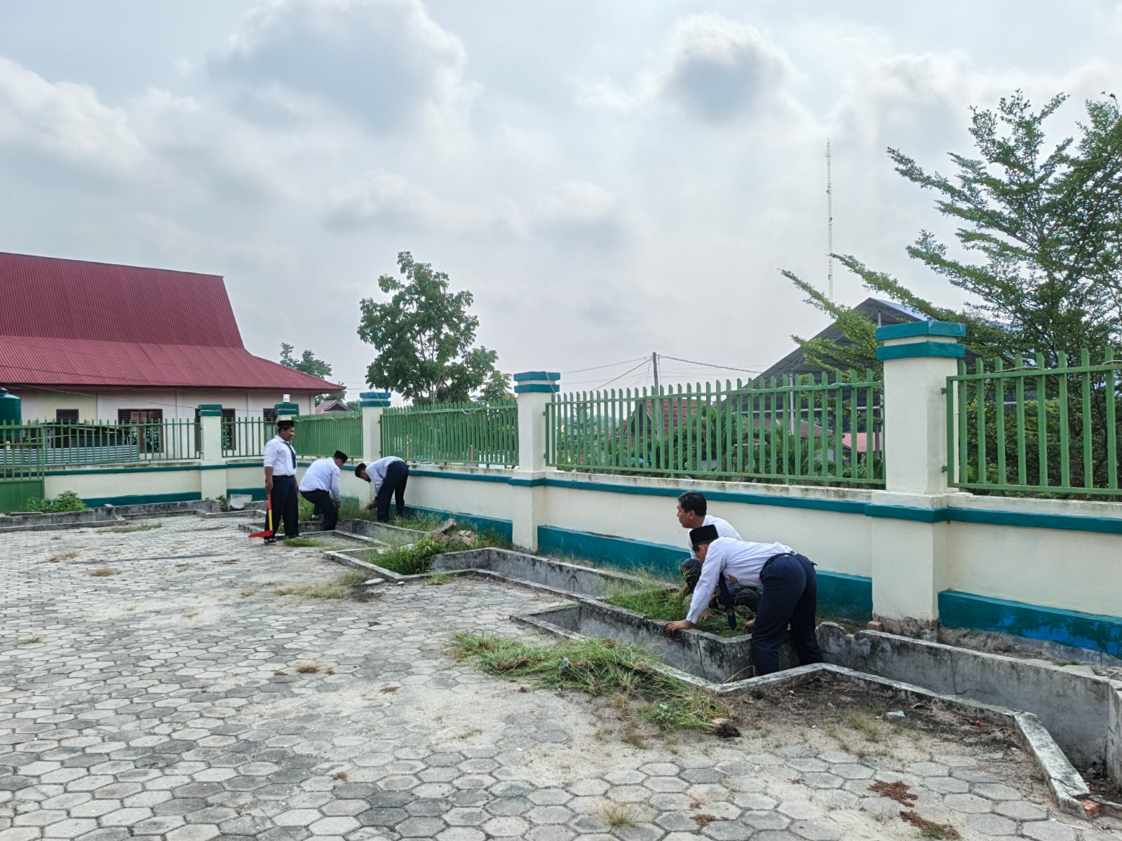 Dokumentasi kegiatan GERAKAN BERSIH-BERSIH MASJID DAN MUSHOLLA DI MASJID AT-TAQWA DAN MUSHOLLA MIFTAHUL HUDA