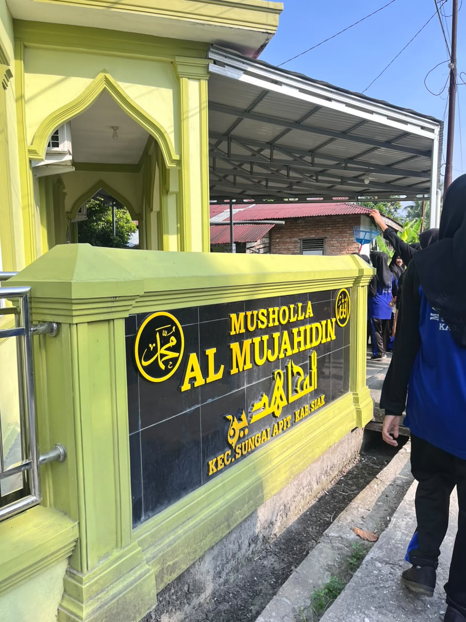 Dokumentasi kegiatan Gerakan Bersih Bersih Mesjid (Gebermas) al Mujahidin oleh MA nurul Hidayah Sungai apit