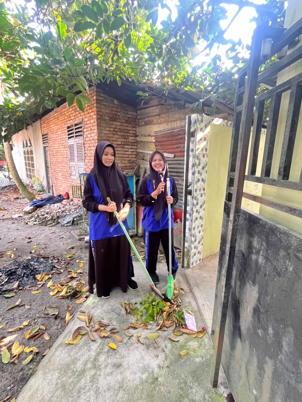 Dokumentasi kegiatan Gerakan Bersih Bersih Mesjid (Gebermas) al Mujahidin oleh MA nurul Hidayah Sungai apit