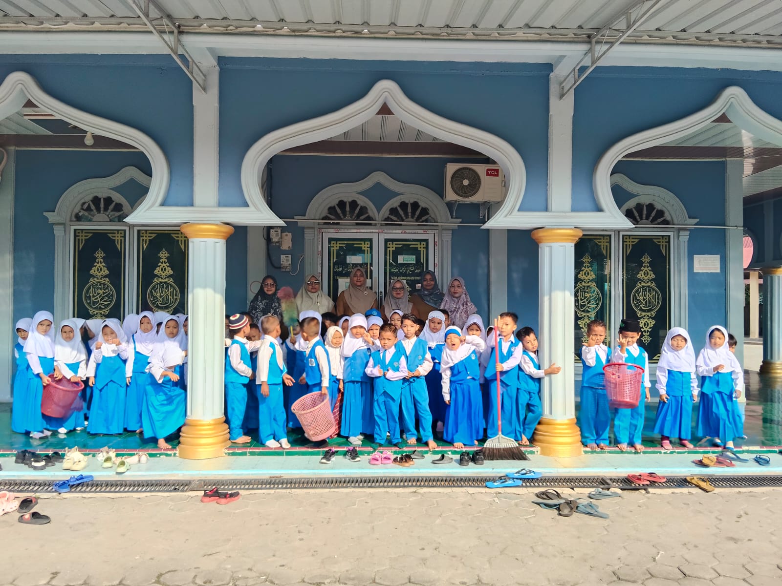 Dokumentasi kegiatan GERAKAN BERSIH MESJID MUHAJIRIN
