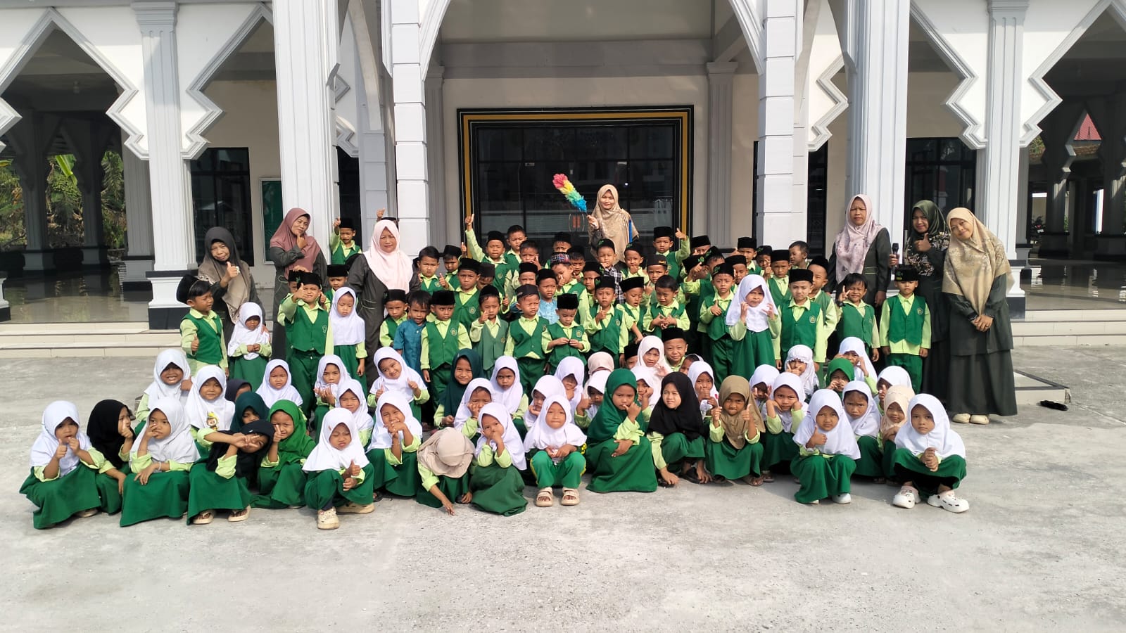 Gerakan Bersih-Bersih Masjid di Masjid Baiturrahman, Kecamatan Sabak Auh — Aksi Raudhatul Athfal Binaussibyan