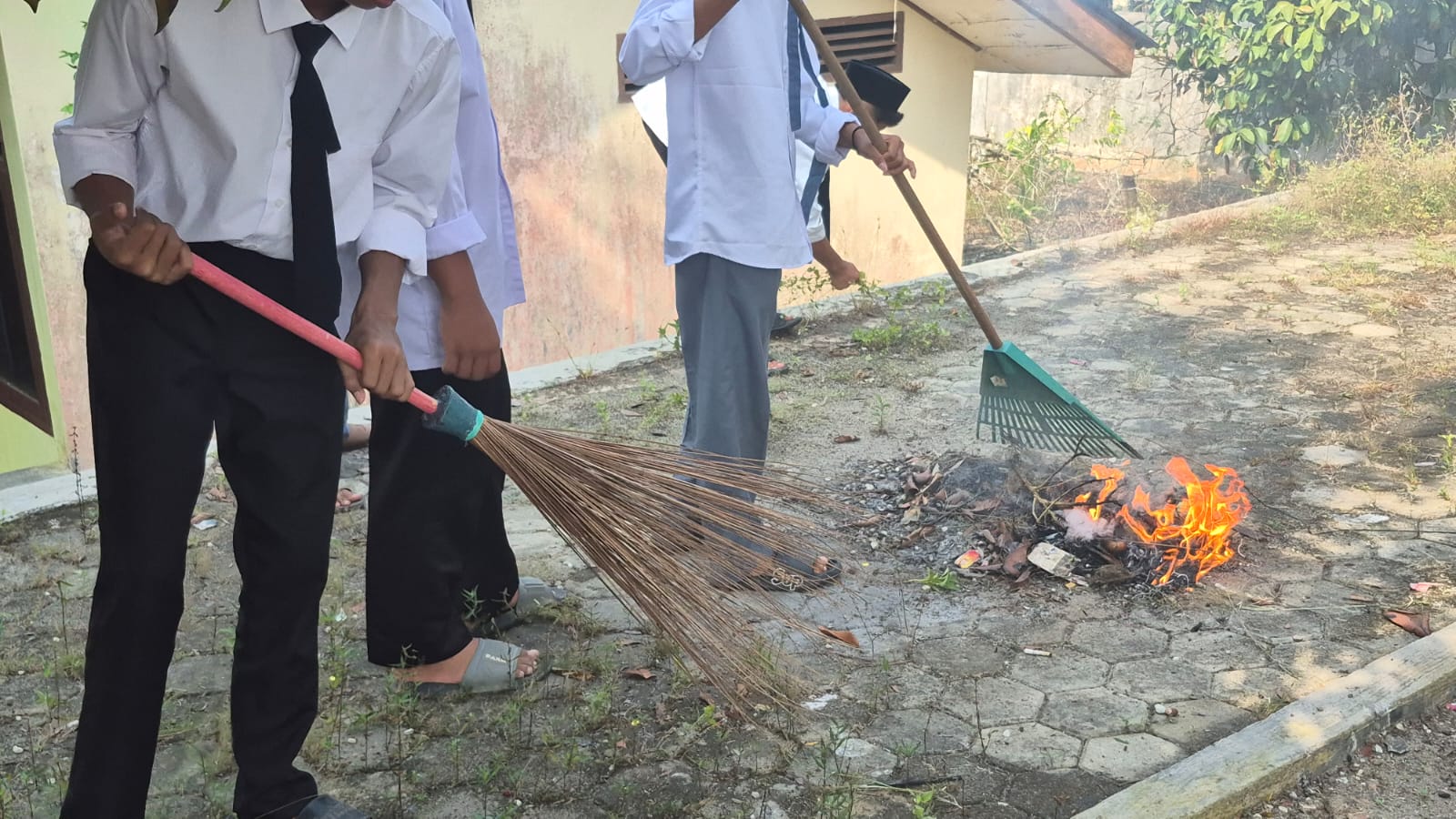 Dokumentasi kegiatan GERAK BERSIH-BERSIH MASJID DI MASJID NURUL HUDA KECAMATAN KERINCI KANAN