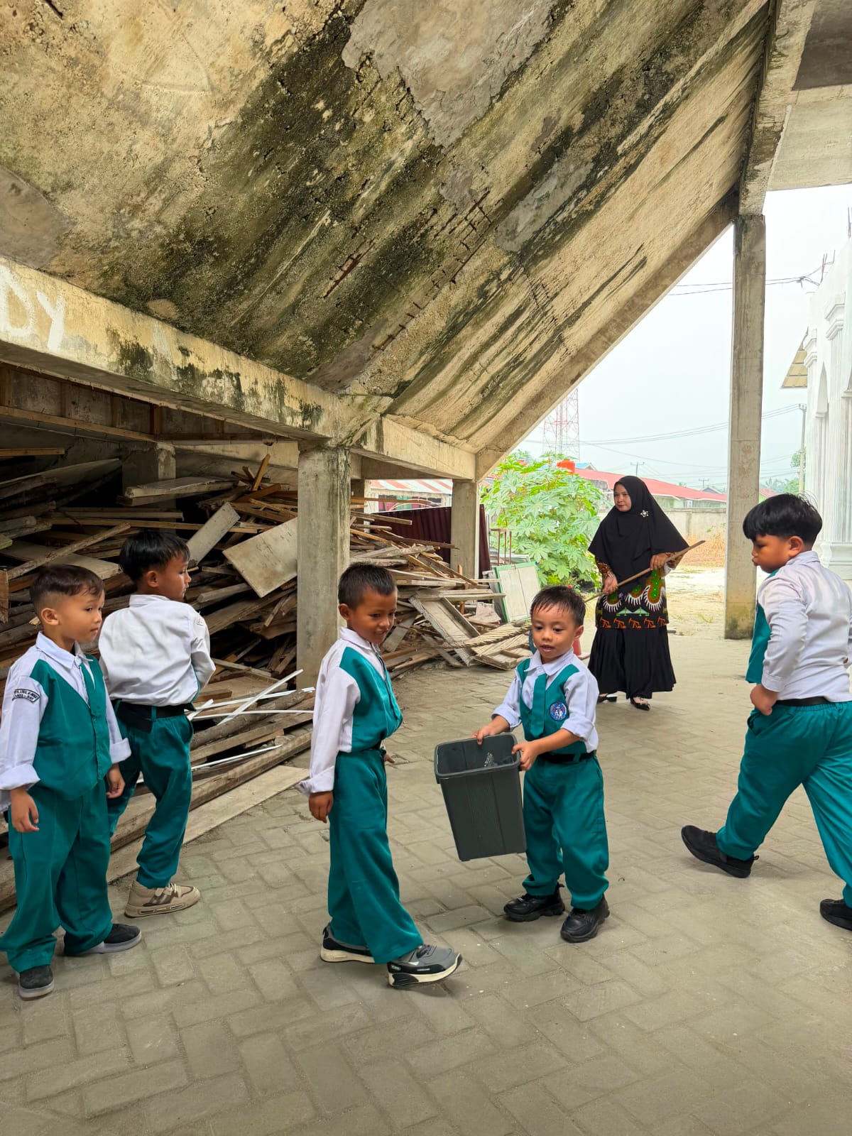 Dokumentasi kegiatan Gerakan Bersih - Bersih Masjid ( GEBERMAS )