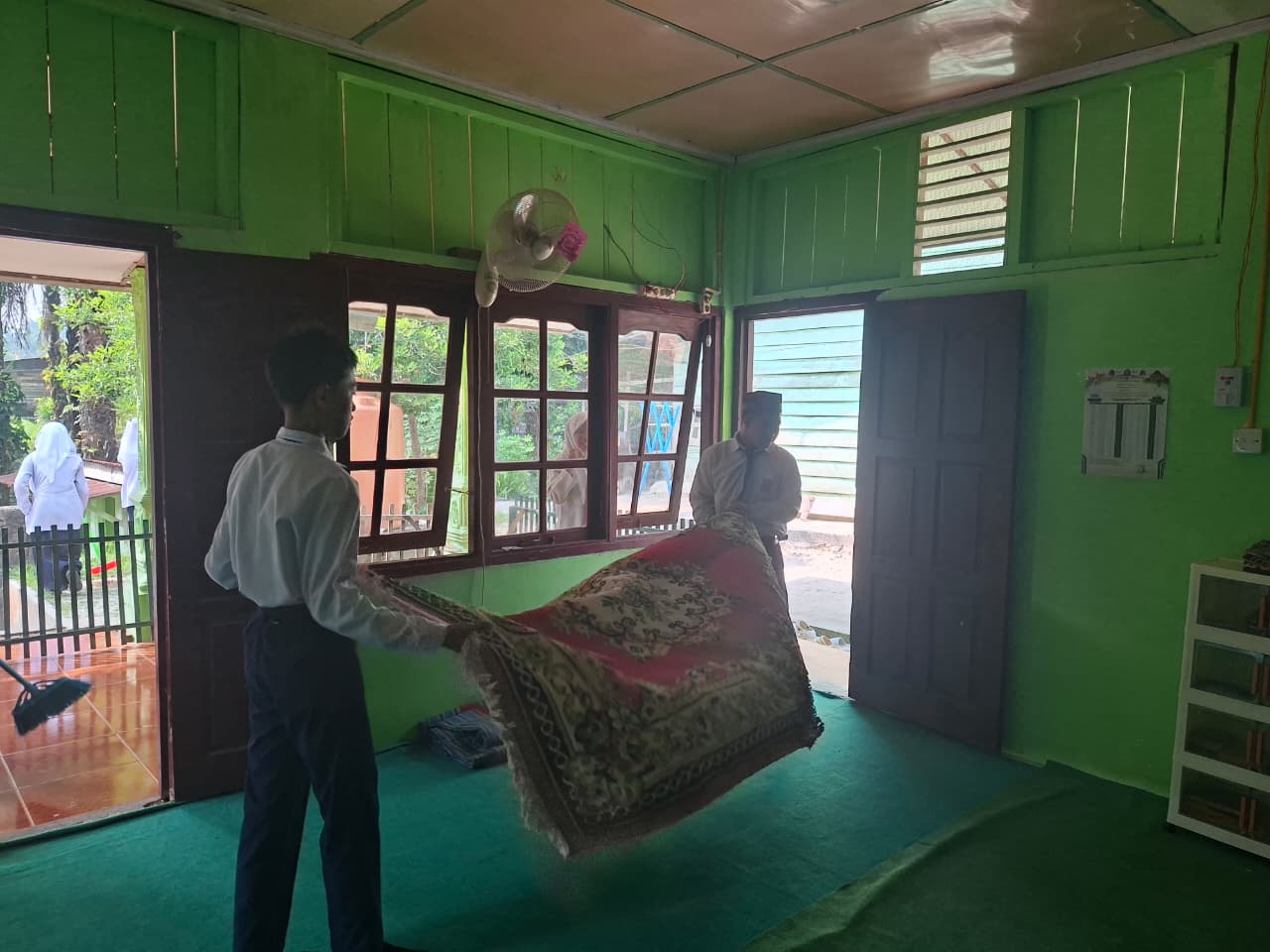 Dokumentasi kegiatan GERAKAN BERSIH-BERSIH MASJID DAN MUSHOLLA DI MASJID AT-TAQWA DAN MUSHOLLA MIFTAHUL HUDA