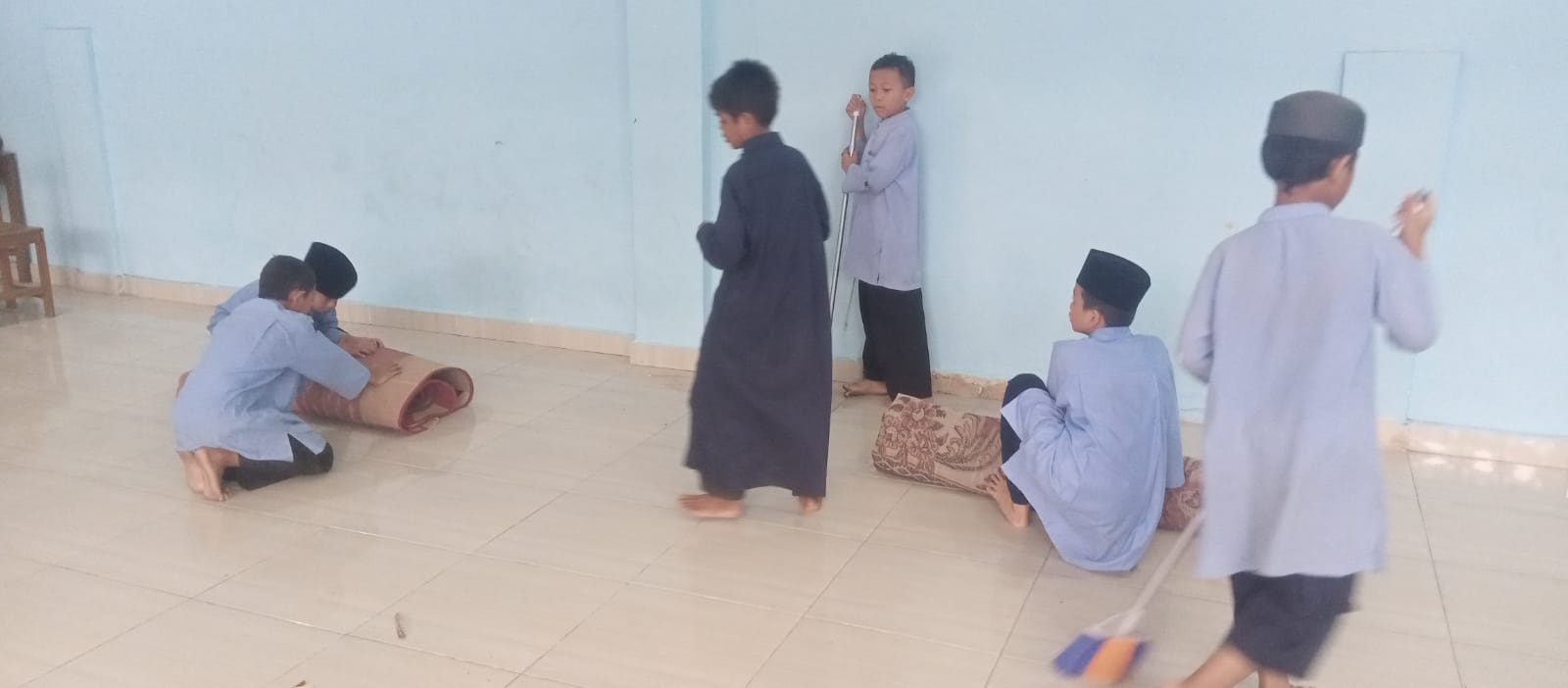 Dokumentasi kegiatan Gerakan Bersih-bersih Mushola Madrasah