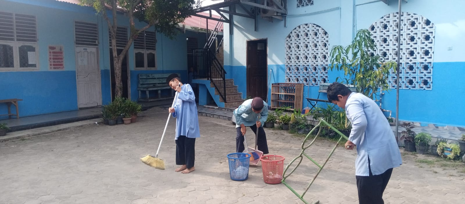 Dokumentasi kegiatan Gerakan Bersih-bersih Mushola Madrasah