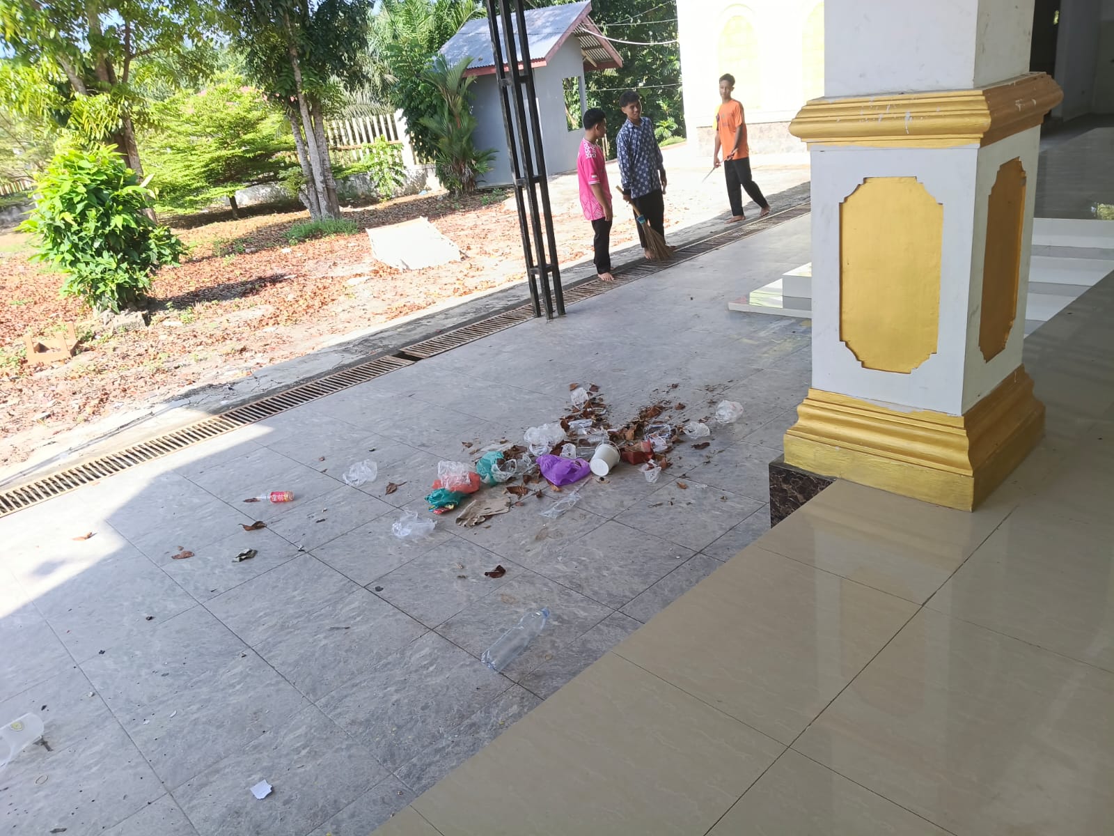 Dokumentasi kegiatan Gerakan Bersih-Bersih Masjid di Masjid Al Hidayah Pada Pondok Pesantren Tahfidz Nur Hidayah