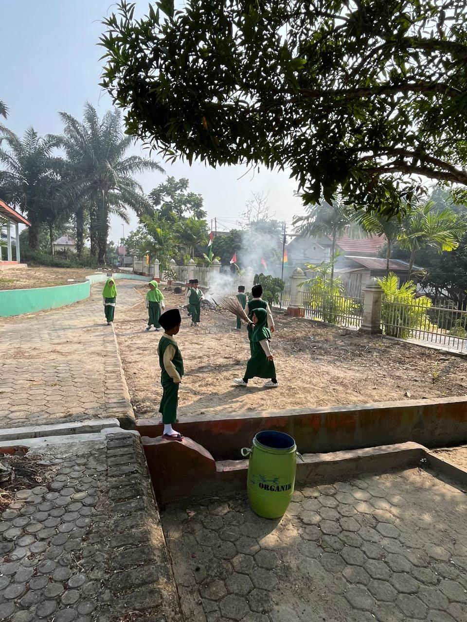 Gerakan Bersih-Bersih Masjid di Masjid Baitul Makmur, Kecamatan Lubuk Dalam — Aksi Guru dan Siswa RA Hidayatullah