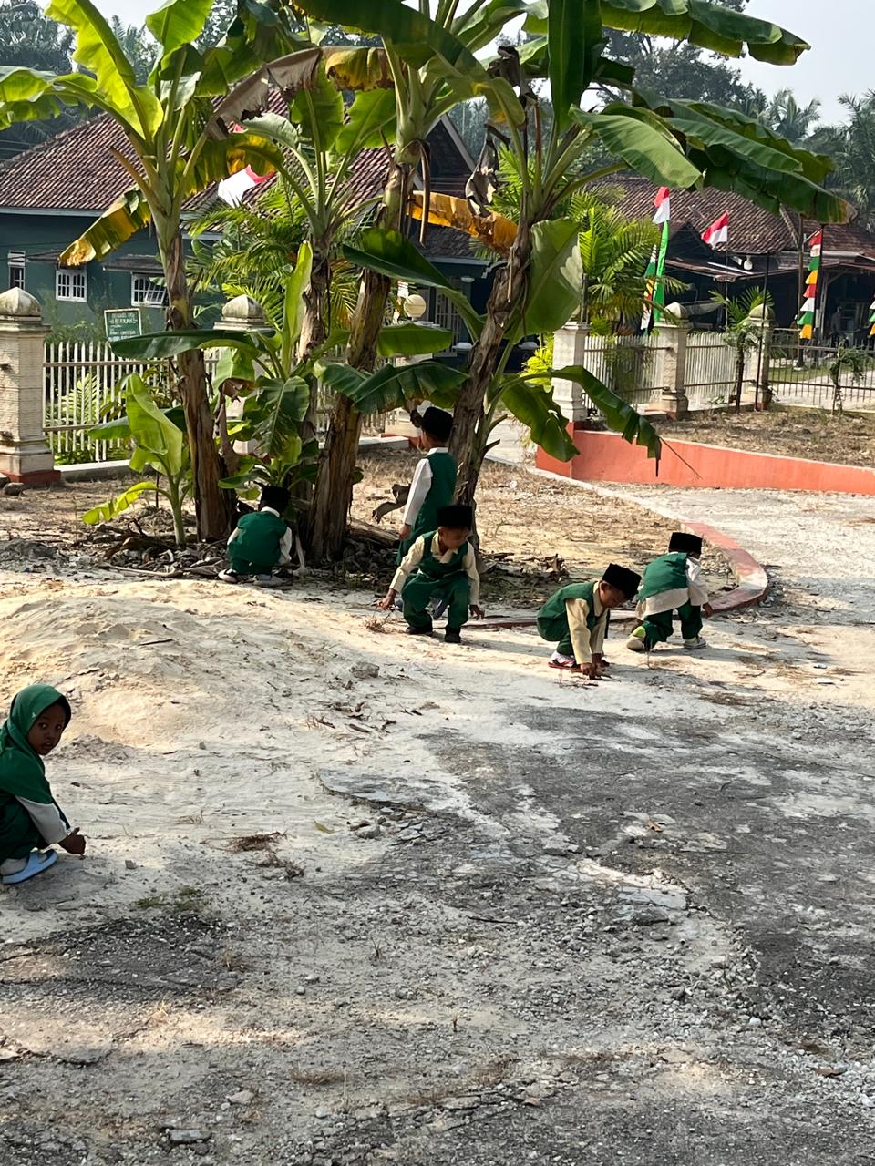 Dokumentasi kegiatan Gerakan Bersih-Bersih Masjid Bersama Guru dan Siswa RA HIDAYATULLAH di Masjid Baitul Makmur