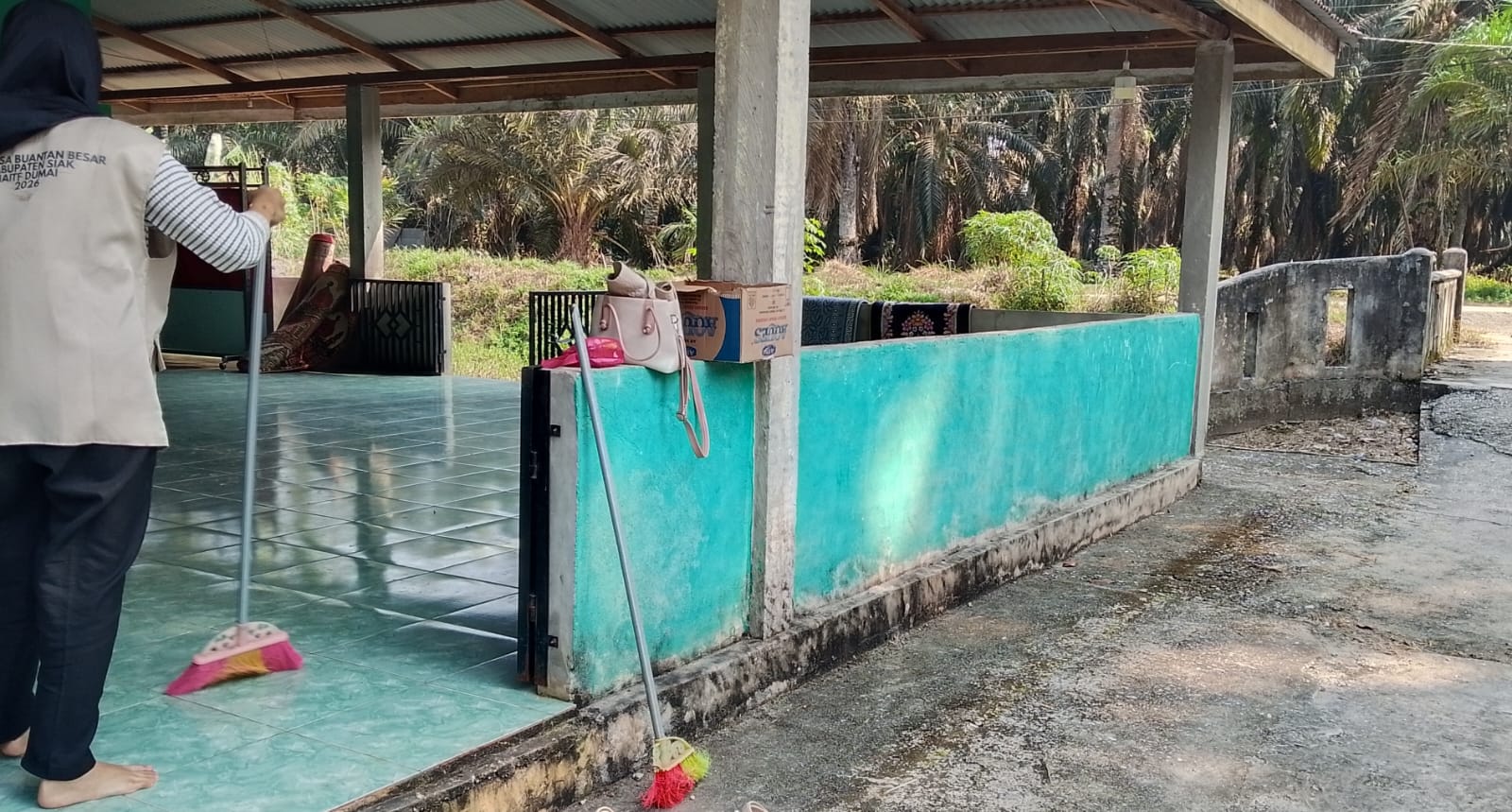 Dokumentasi kegiatan gerakan bersih bersih masjid di Mushalla Al-Muttaqin Kampung Buantan Besar Kecamatan Siak