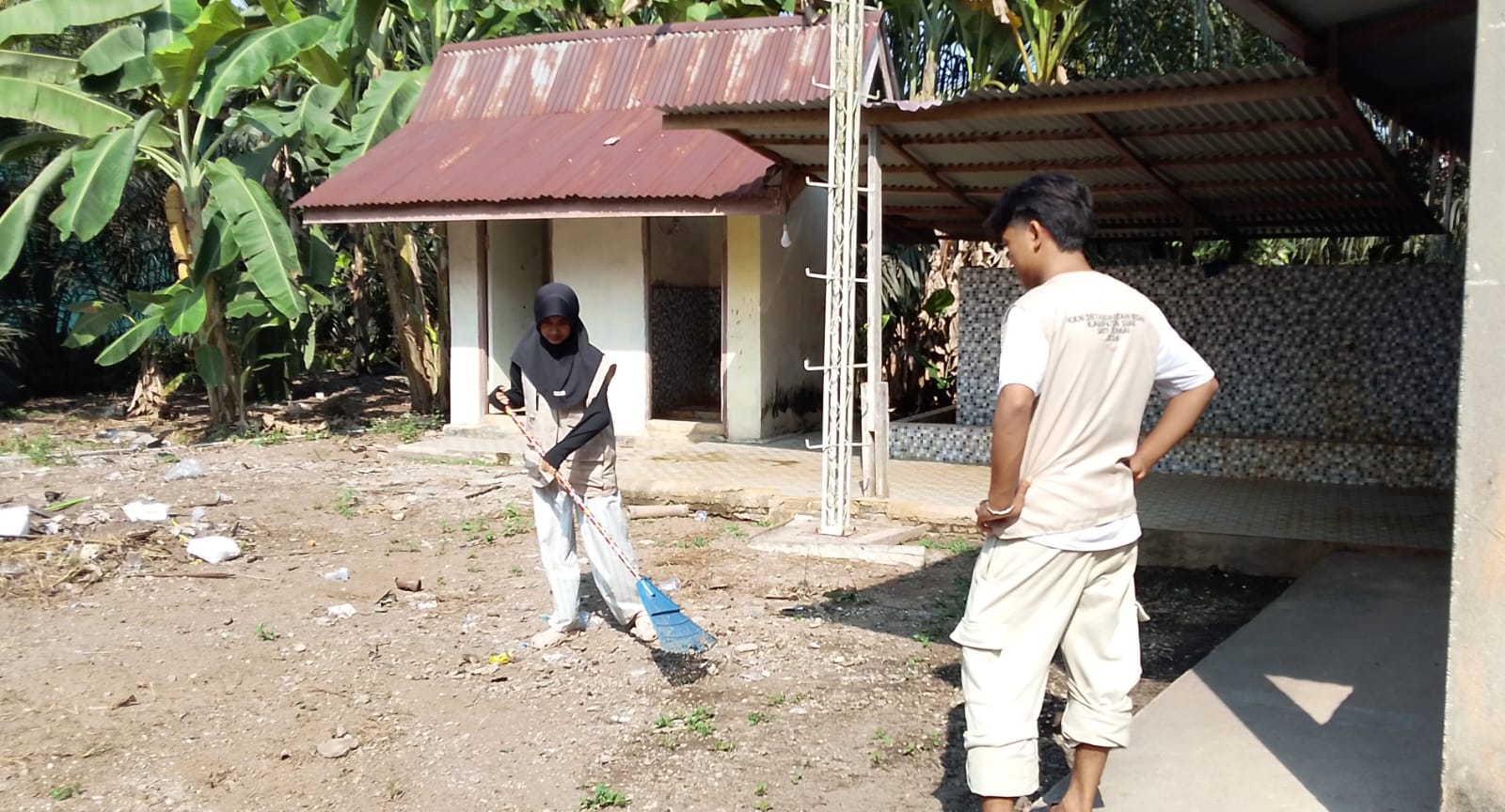 Dokumentasi kegiatan gerakan bersih bersih masjid di Mushalla Al-Muttaqin Kampung Buantan Besar Kecamatan Siak