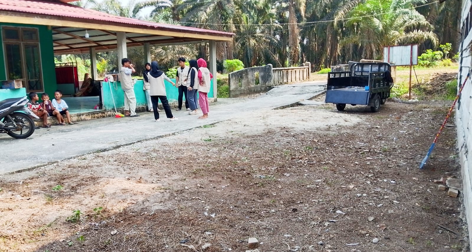 Dokumentasi kegiatan gerakan bersih bersih masjid di Mushalla Al-Muttaqin Kampung Buantan Besar Kecamatan Siak