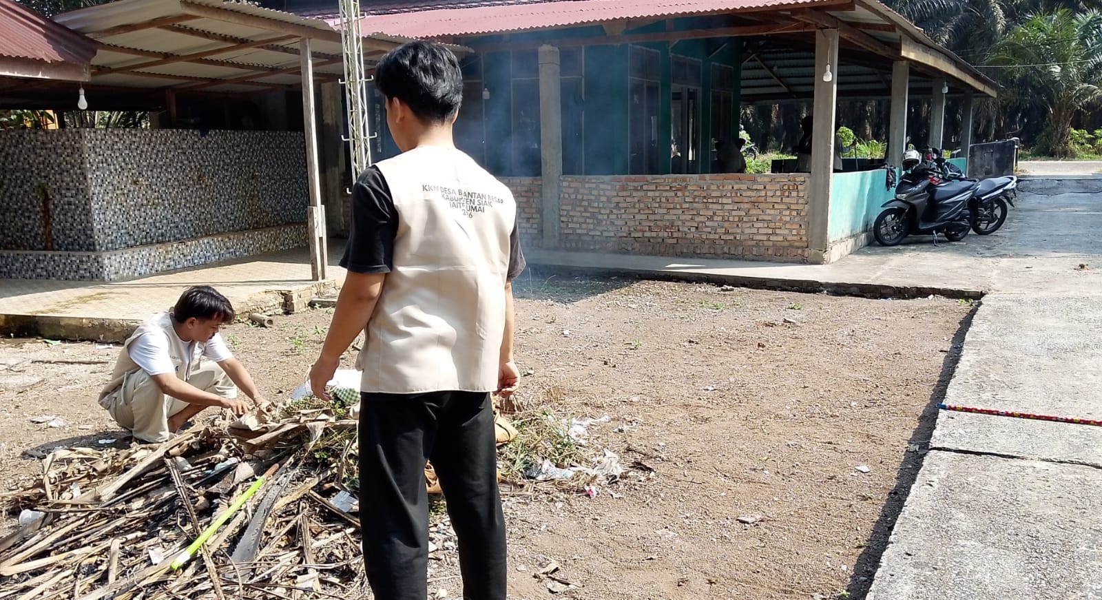 Gerakan Bersih-Bersih Masjid di Mushalla Al-Muttaqin Kampung Buantan Besar, Kecamatan Siak — Aksi Pengurus Mushalla dan jamaah